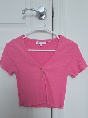 Bright Pink Ribbed V-Neck Button Cropped Tee – Balletcore/Cottagecote